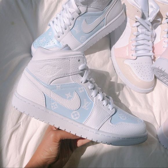 Custom painted Air jordan 1 mid - Picture 2 of 4